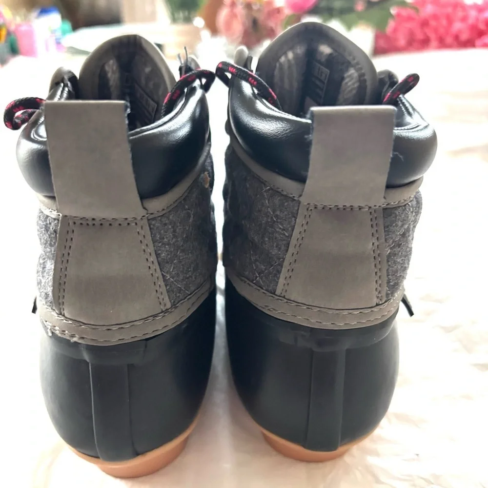 NWOT Skechers Arch Fit Pond Lil Puddles Boots Black Gray SZ 6 Y
